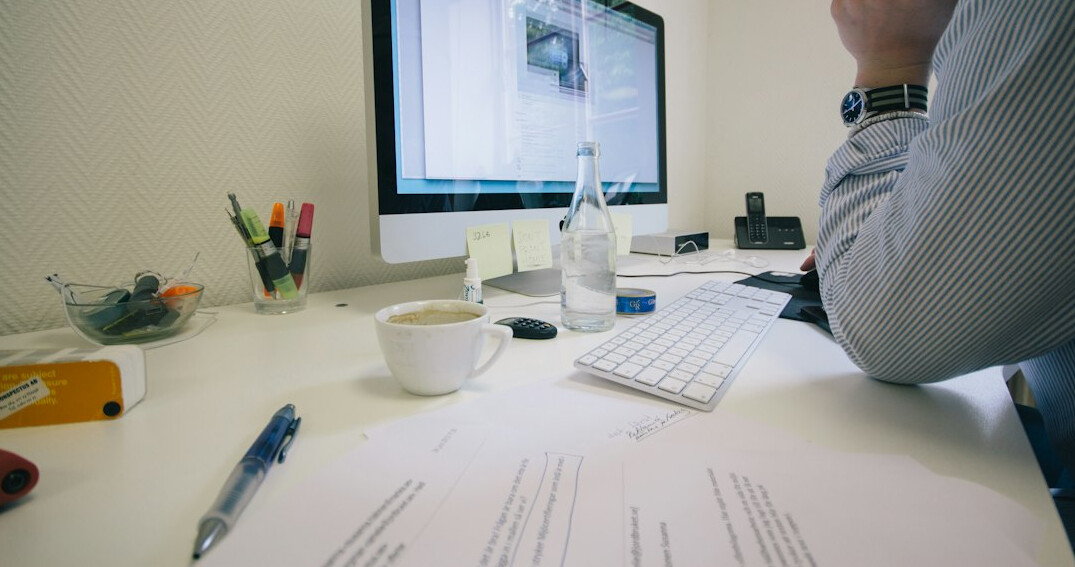 croatian developer at desk